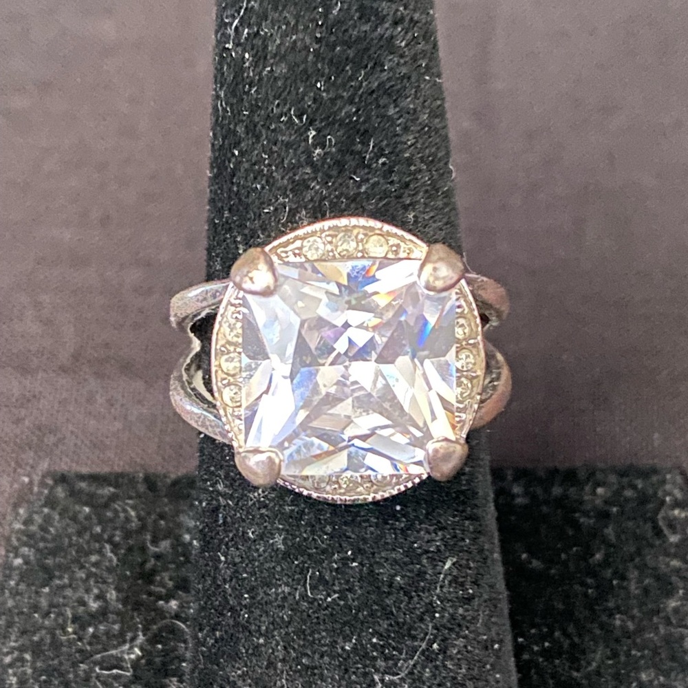 Elegant Silver Women's Ring with Clear Gemstone